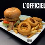 Burger l'officiel avec frites, rondelles d'oignons et salade de chou