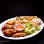 Assiette de 3 ailes de poulet, fondu parmesan, salade de macaroni, poulet popcorn et salade