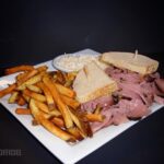 Assiette Smoked Meat servi avec frites et salade de chou
